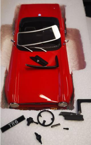 Mangelhaftes Modell: Triumph TR6 - rot LS Collectibles 1:18 Resinemodell (Türen, Motorhaube... nicht zu öffnen!) Fensterrahmen gebrochen + andere Teile abgebrochen