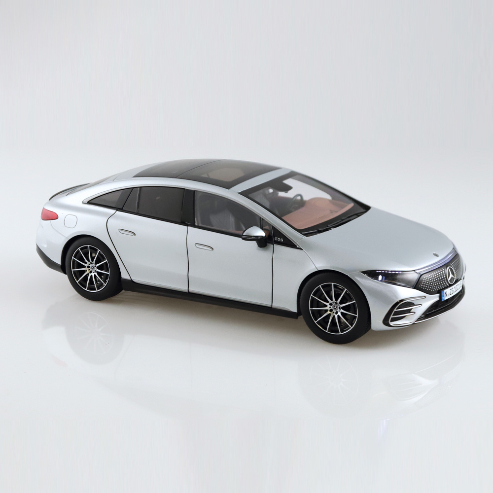 Mercedes-EQ EQS hightechsilber mit Beleuchtung NZG 1:18 Metallmodell