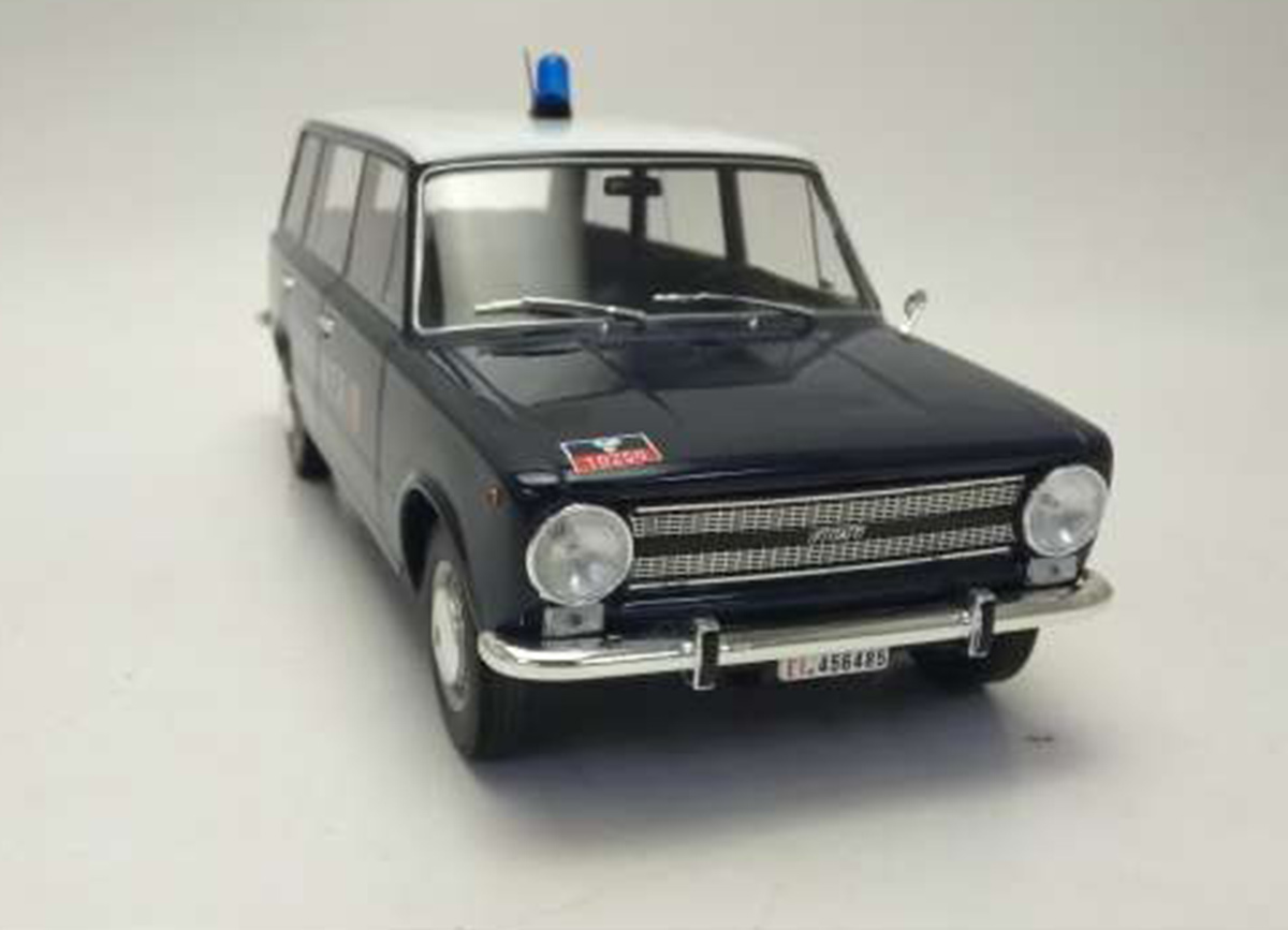 Fiat 124 Familiare 1972 Carabinieri, dark blue/white Triple9 Collection 1:18