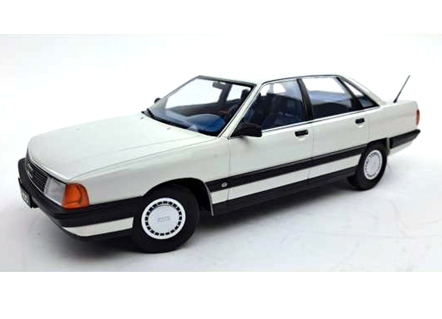 Audi 100 C3 1989  white    Triple9 1:18 (Türen, Motorhaube... nicht zu öffnen!)
