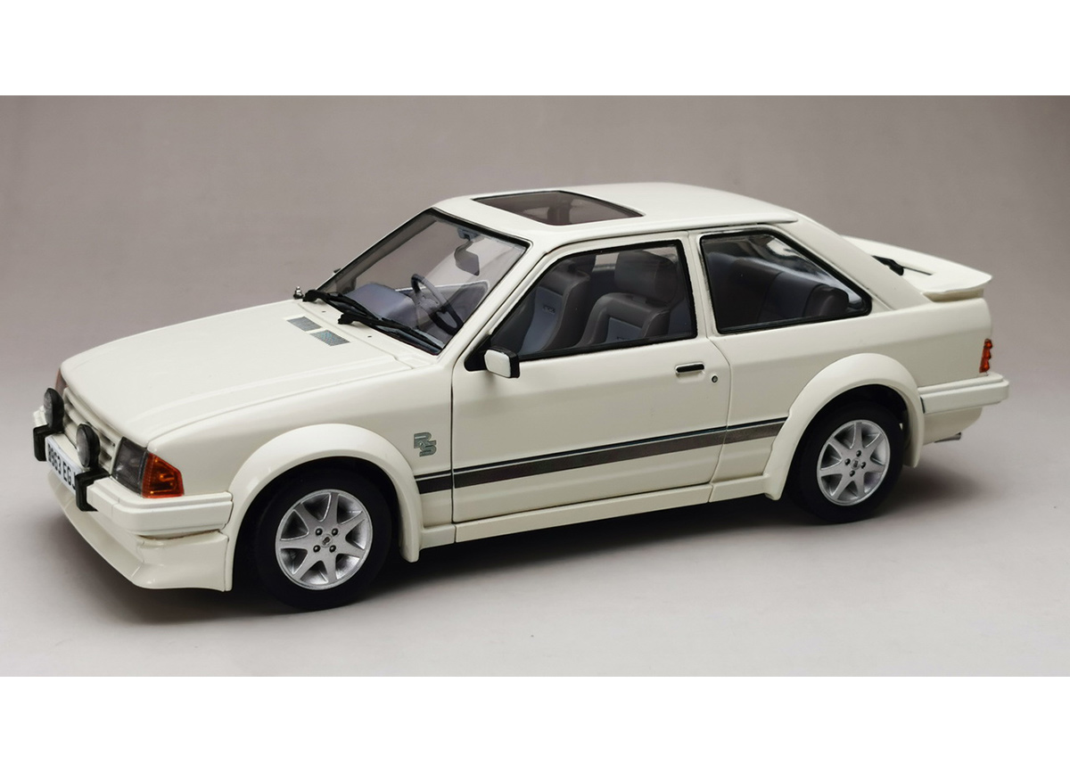 Ford Escort RS Turbo 1984 – Diamond White SunStar Metallmodell 1:18