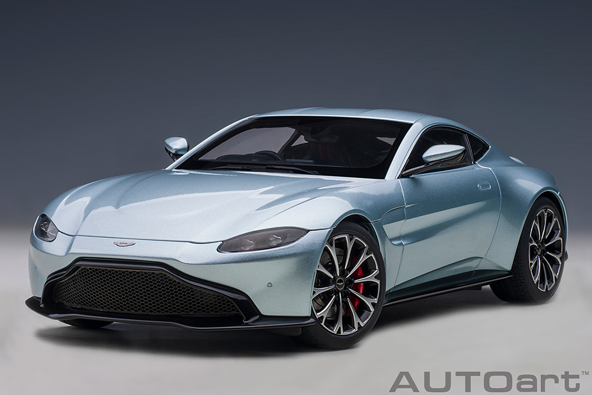 ASTON MARTIN VANTAGE 2019 (SKYFALL SILVER) (composite model/full openings) AUTOart 1:18
