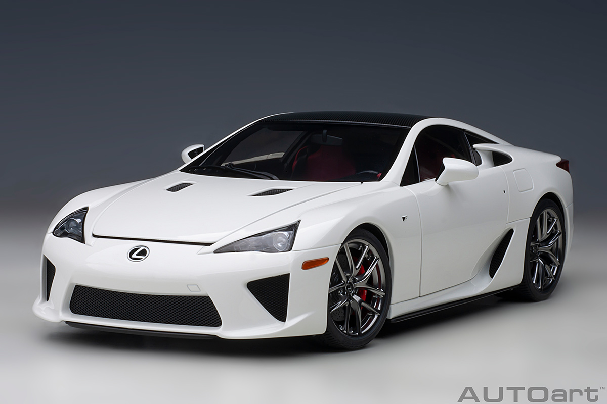 LEXUS LFA (WHITEST WHITE/CARBON BLACK) AUTOart 1:18 Composite