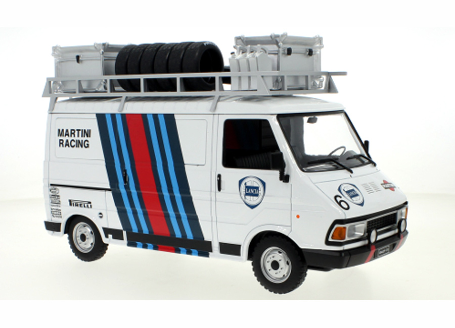 Fiat 242, Martini Rally Team, Assistance, with accessories tire rack and tires, 1986 IXO 1:18 Metallmodell (Türen/Hauben nicht zu öffnen!)
