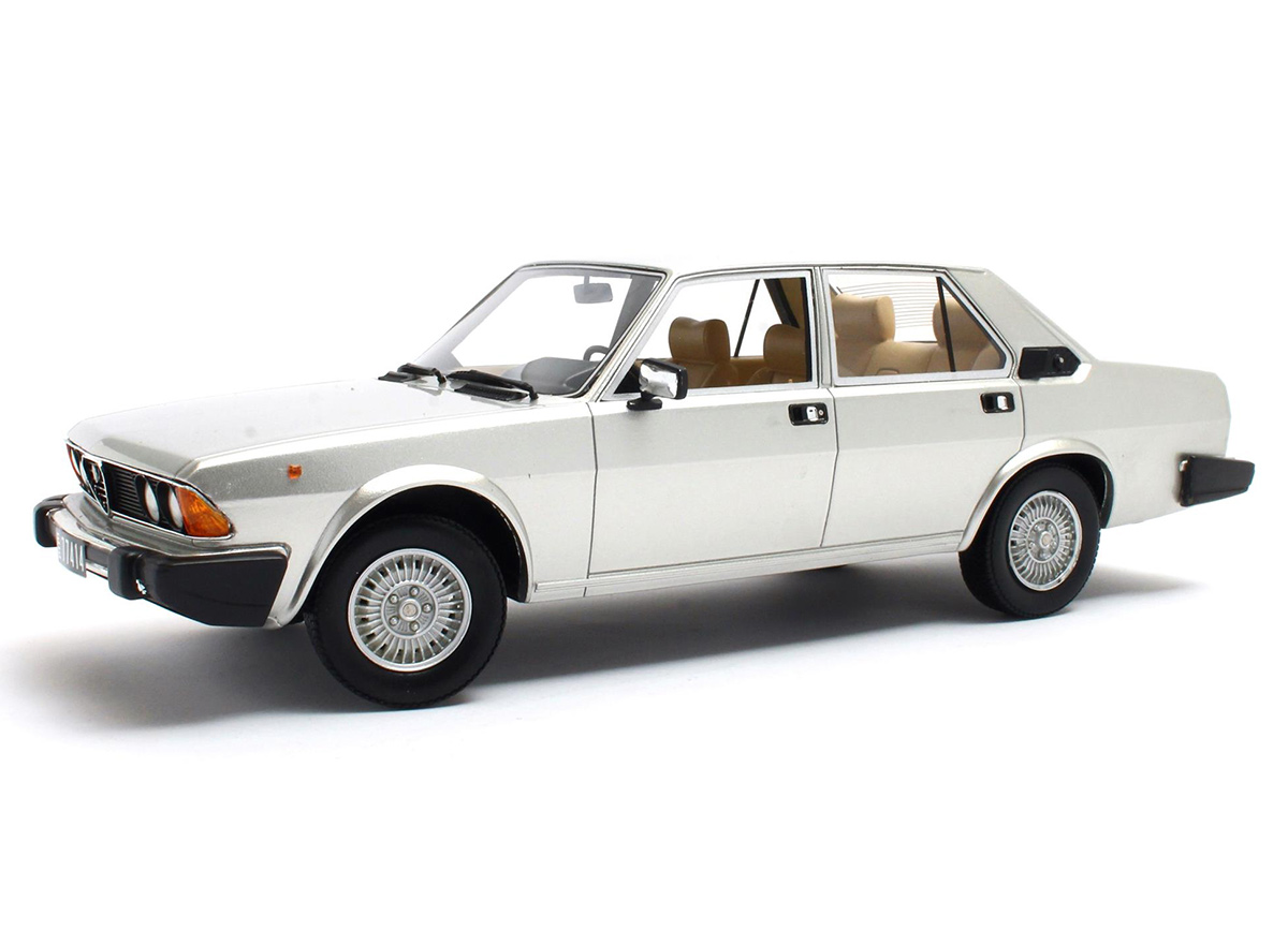 Alfa Romeo Alfa 6 2.5 - 79-83 - silver Cult Scale Models 1:18 Resinemodell (Türen, Motorhaube... nicht zu öffnen!)