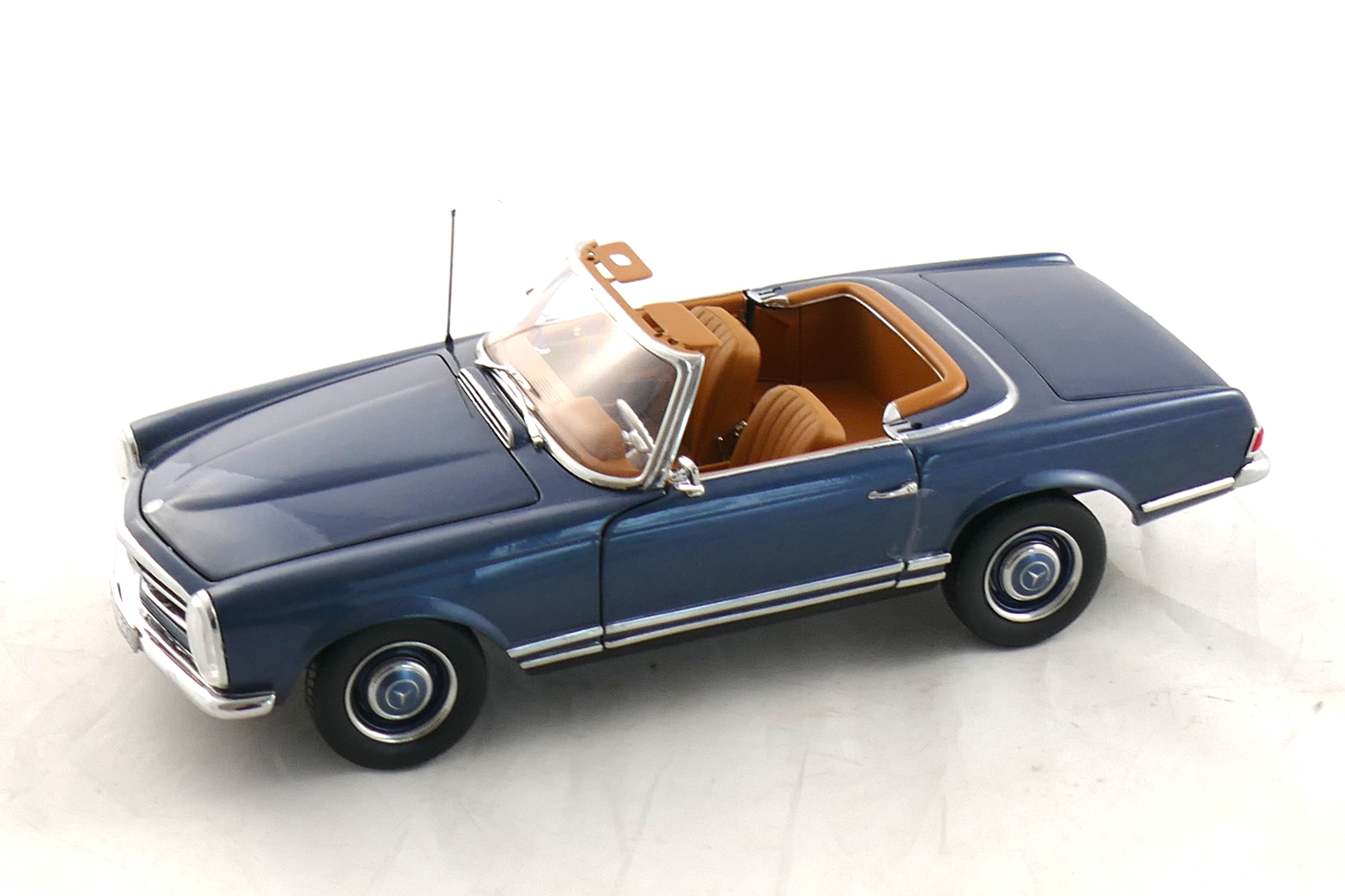 Mercedes 230 SL (1963) Color Code DB 387 (blue metallic) "Limited 1000 pieces"  Norev 1:18 Metallmodell Türen, Motorhaube und Kofferraum zu öffnen!