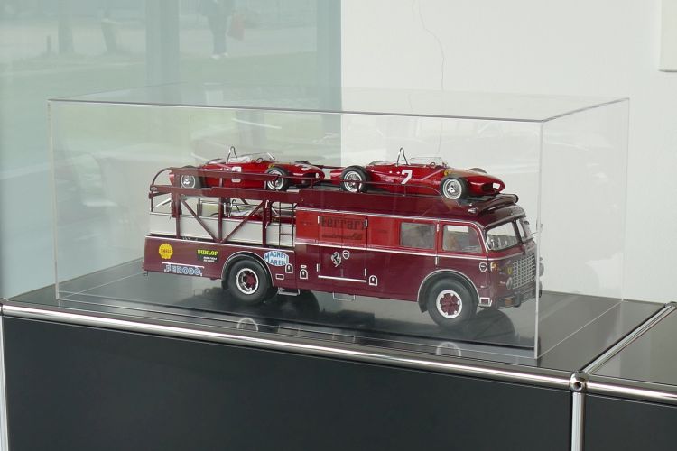 Clear Display Box Triple 9 1:8 (without base plate and without model cars)