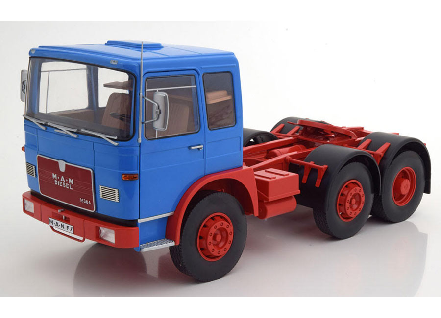 M.A.N. 16304 F7 1972, blau/rot Limitiert auf 750 Stück! Funktionstüchtige Lenkung + zu öffenden Türen Road Kings 1:18
