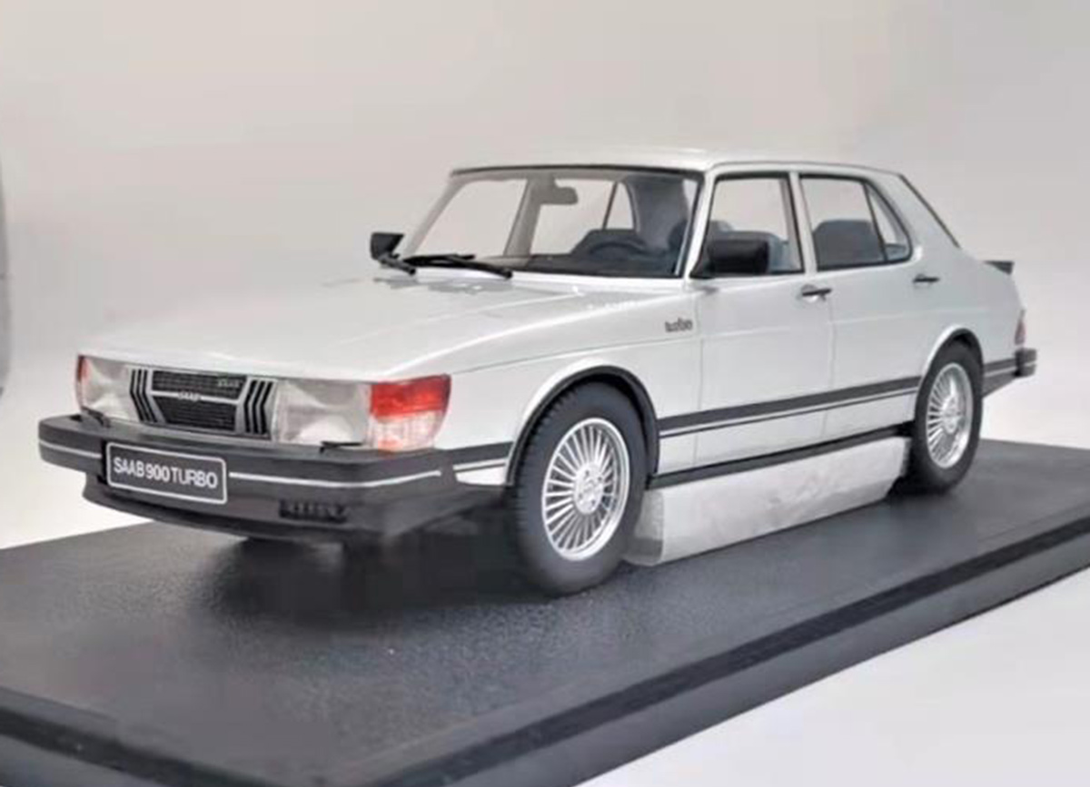 Saab 900 Turbo 4-door silver metallic 1983 Cult Scale Models 1:18 Resinemodell (Türen, Motorhaube... nicht zu öffnen!)