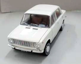 Fiat 124 white (weiß) 1968 Limitiert auf 500 Stück IXO 1:18