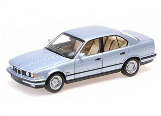 BMW 535i (E34) - 1988 - LIGHT BLUE METALLIC Minichamps 1:18 Metallmodell (Türen, Motorhaube, Kofferraum zu öffnen!)