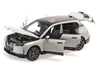 BMW iX - 2022 - WHITE METALLIC Minichamps 1:18 Metallmodell mit zu öffnenden Türen und Haube(n)