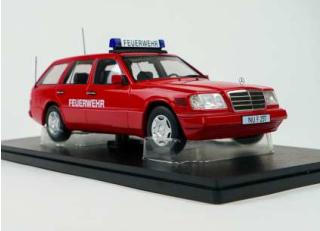 Mercedes E-Class T Model 1995  W124 *Feuerwehr*, red Triple 9 1:18 (Türen, Motorhaube... nicht zu öffnen!)  Disponible à partir de début juillet 2025