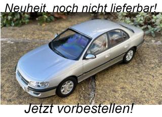 Opel Omega B 1996  silver Triple 9 1:18 (Türen, Motorhaube... nicht zu öffnen!) <br> Date de parution inconnue (pas avant mars 2024)