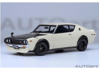 NISSAN SKYLINE 2000 GT-R (KPGC110) TUNED VERSION „CARBON BLACK BONNET“ weiß AUTOart 1:18 Composite