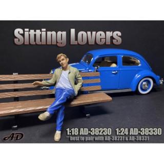 Sitting Lovers - Figure I ***  (1 Figur, Bank und AUTO nicht enthalten!) American Diorama 1:18