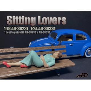 Sitting Lovers - Figure II *** (1 Figur, Bank und AUTO nicht enthalten!) American Diorama 1:18