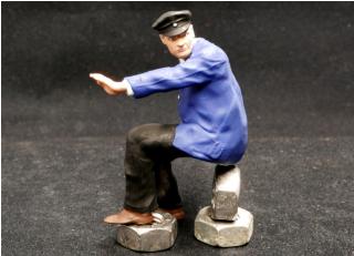Figur sitzender LKW-Fahrer (passt in Mercedes-Benz Lo 2750 CMC) Figurenmanufaktur 1:18