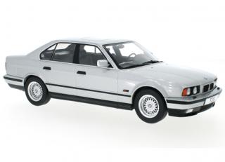 BMW 5er (E34), silber, 1992 MCG 1:18 Metallmodell, Türen und Hauben nicht zu öffnen