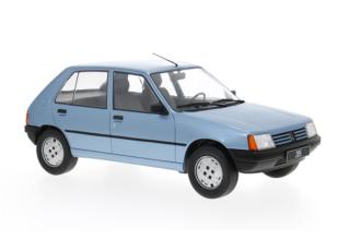 Peugeot 205, hellblau, 1984 MCG 1:18 Metallmodell, Türen und Hauben nicht zu öffnen