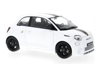 Fiat 500e Abarth, weiss, 2024 MCG 1:18 Metallmodell, Türen und Hauben nicht zu öffnen