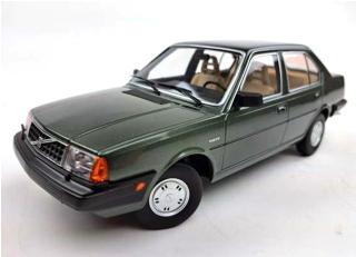 Volvo 340 1987 green metallic with beige interior Triple9 1:18 (Türen, Motorhaube... nicht zu öffnen!)