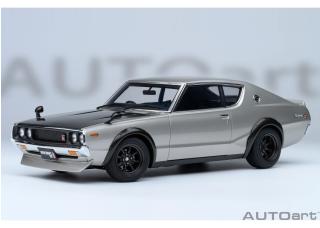 NISSAN SKYLINE 2000 GT-R (KPGC110) TUNED VERSION „CARBON BLACK BONNET“ silber AUTOart 1:18 Composite