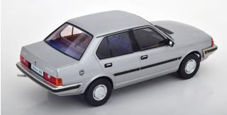 Volvo 360 1987  silver-grey metallic with blue interior Triple 9 1:18 (Türen, Motorhaube... nicht zu öffnen!)