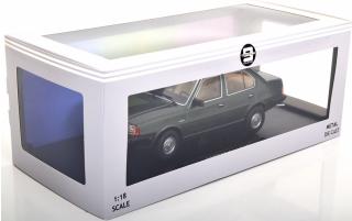 Volvo 340 1987 green metallic with beige interior Triple9 1:18 (Türen, Motorhaube... nicht zu öffnen!)