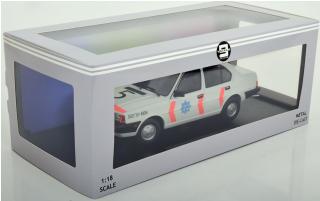 Volvo 340 1987 Dutch Police, white/orange/blue Triple 9 1:18 (Türen, Motorhaube... nicht zu öffnen!)