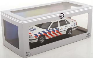 Volvo 850 Politie Niederlande 1993 weiß/blau/rot Triple 9 1:18 (Türen, Motorhaube... nicht zu öffnen!)