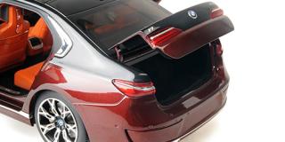 BMW i7 - 2022 - BLACK METALLIC/RED METALLIC Minichamps 1:18 Metallmodell mit zu öffnenden Türen und Haube(n)