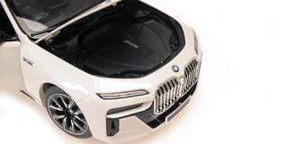 BMW i7 M70 (G70) - 2024 - WHITE METALLIC Minichamps 1:18 Metallmodell mit zu öffnenden Hauben und Türen!