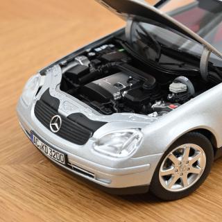 Mercedes-Benz SLK 1996 Brillant Silver 1:18 Norev 1:18 Metallmodell 2 Türen, Kofferraum und Motorhaube  zu öffnen!