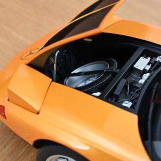 Mercedes-Benz C 111/II 1970 White Autumn metallic 1:18 Norev 1:18 Metallmodell 2 Türen, ausfahrbare Scheinwerfer, Kofferraum und Motorhaube  zu öffnen!