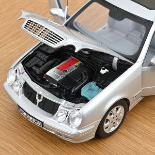 Mercedes-Benz CLK-Class 2000 Brillant Silver  Norev 1:18 Metallmodell 2 Türen, Motorhaube und Kofferraum zu öffnen!