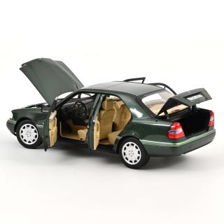 Mercedes-Benz C-Class 1993 Malachit Green  Norev 1:18 Metallmodell 4 Türen, Motorhaube und Kofferraum zu öffnen!