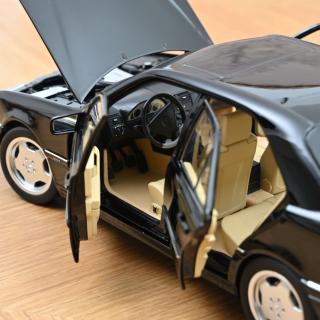 Mercedes-Benz C36 AMG 1993 Obsidian Black metallic  Norev 1:18 Metallmodell 4 Türen, Motorhaube und Kofferraum zu öffnen!