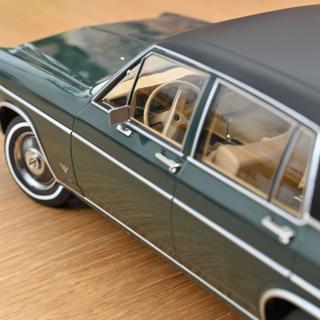 Opel Diplomat V8 1969 Cedar Green   Norev 1:18 Metallmodell (Türen/Hauben nicht zu öffnen!)