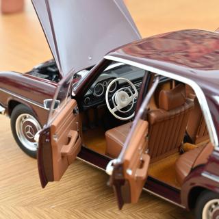 Mercedes-Benz 200 1968 Dark Red Brown  Norev 1:18 Metallmodell 4 Türen, Motorhaube und Kofferraum zu öffnen!