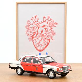 Mercedes-Benz 200 1984 Emergency Ambulance 1:18 Norev 1:18 Metallmodell 4 Türen, Motorhaube und Kofferraum zu öffnen!