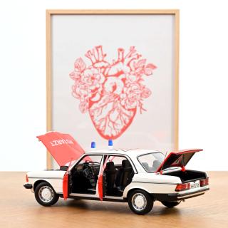 Mercedes-Benz 200 1984 Emergency Ambulance 1:18 Norev 1:18 Metallmodell 4 Türen, Motorhaube und Kofferraum zu öffnen!