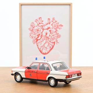 Mercedes-Benz 200 1984 Emergency Ambulance 1:18 Norev 1:18 Metallmodell 4 Türen, Motorhaube und Kofferraum zu öffnen!
