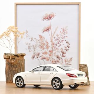 MERCEDES-BENZ CLS COUPE 2011 BRILLANT WHITE METALLIC Norev 1:18 Metallmodell 4Türen und 2 Hauben  zu öffnen!