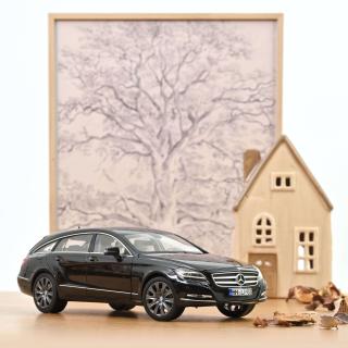 Mercedes-Benz CLS Shooting Brake 2011 Obsidian Black metallic Norev 1:18 Metallmodell 4Türen und 2 Hauben  zu öffnen!