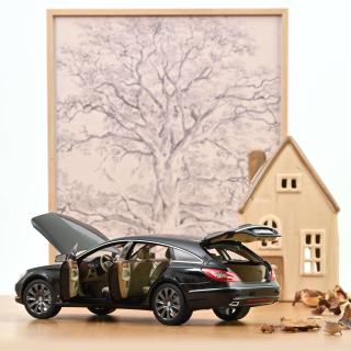 Mercedes-Benz CLS Shooting Brake 2011 Obsidian Black metallic Norev 1:18 Metallmodell 4Türen und 2 Hauben  zu öffnen!