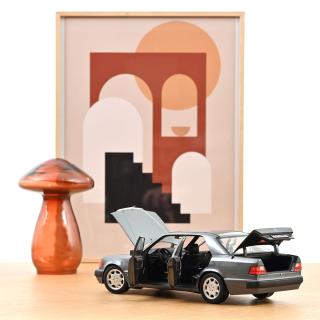 Mercedes-Benz 500 E 1990 Pearl Grey metallic  Norev 1:18 Metallmodell 4 Türen, Motorhaube und Kofferraum zu öffnen!