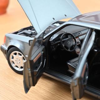 Mercedes-Benz 500 E 1990 Pearl Grey metallic  Norev 1:18 Metallmodell 4 Türen, Motorhaube und Kofferraum zu öffnen!