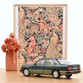 Mercedes-Benz 230 E 1990 Night Green metallic 1:18 Norev 1:18 Metallmodell 4 Türen, Motorhaube und Kofferraum zu öffnen!