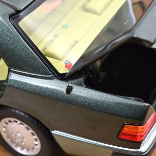 Mercedes-Benz 230 E 1990 Night Green metallic 1:18 Norev 1:18 Metallmodell 4 Türen, Motorhaube und Kofferraum zu öffnen!